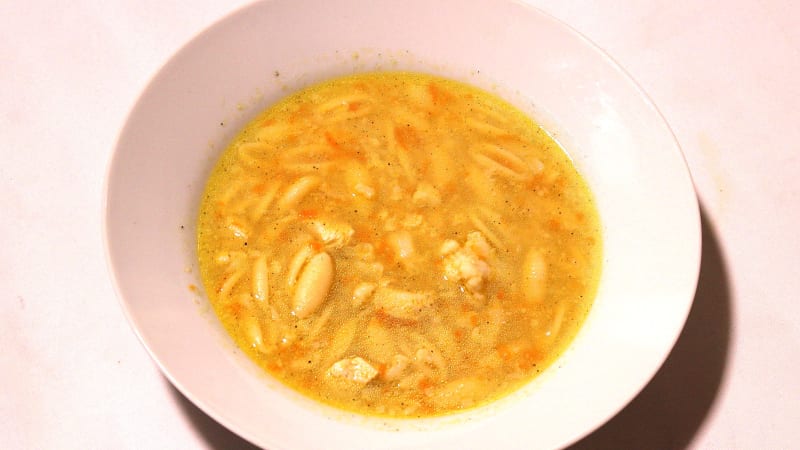 Prostřeno: Kuřecí polévka s těstovinami