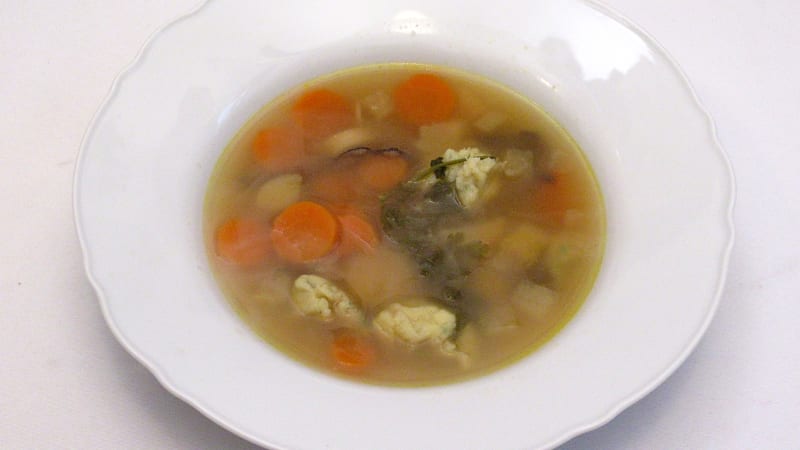 Prostřeno: Zeleninová polévka s bylinkovým kapáním