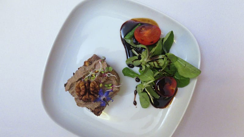 Prostřeno: Žampionové foie gras na domácím kváskovém pečivu se švestkovou omáčkou