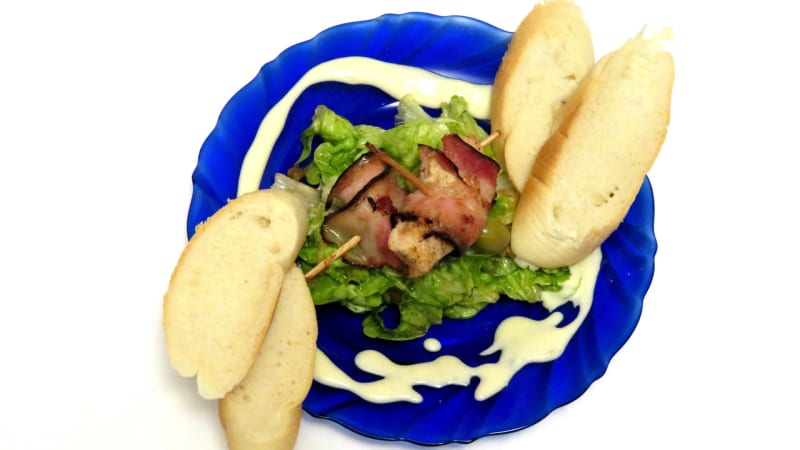 Prostřeno: Kuřecí jednohubky s jarním salátkem a sýrovým dipem