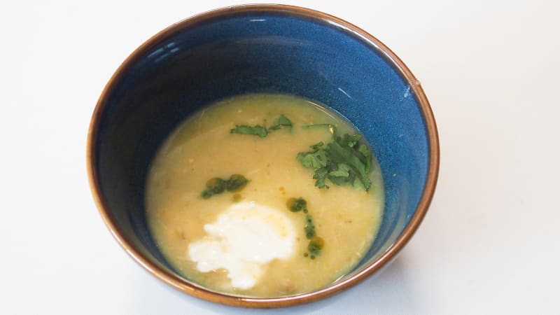 Prostřeno: Chřestová polévka se zakysanou smetanou a koriandrovým pestem