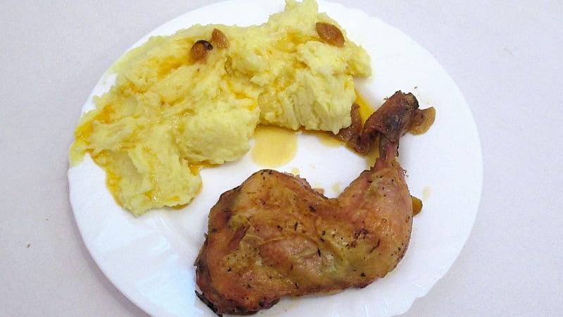 Prostřeno: Pečené kuřecí stehýnko, bramborová kaše a okurkový salát