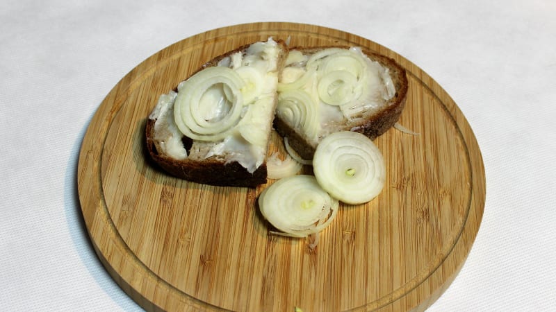 Prostřeno: Chléb se sádlem a cibulí 