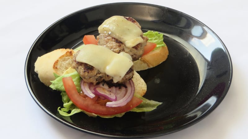 Prostřeno: Domácí mini burgery s kari-limetkovou omáčkou