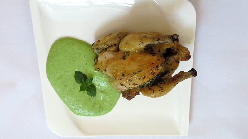 Prostřeno: Francouzské jarní kuřátko s petrželkou, servírované s bramborovo-hráškovým pyré, zdobené lístkem máty