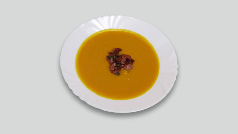 Prostřeno: Dýňová polévka se slaninou a dýňovými semínky