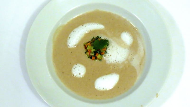 Prostřeno: Krémová polévka z pečených kaštanů s mléčnou pěnou a zeleninovým nočkem