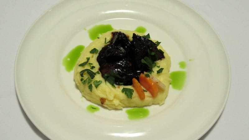Prostřeno: Hovězí líčka na černém pivu s bramborovým pyré a kořenovou zeleninou na másle