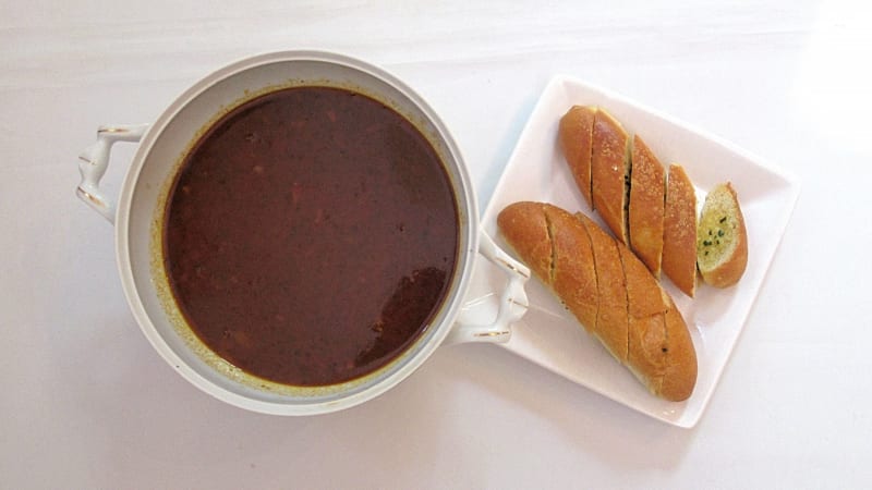 Prostřeno: Maďarská gulášová polévka s česnekovými tousty 