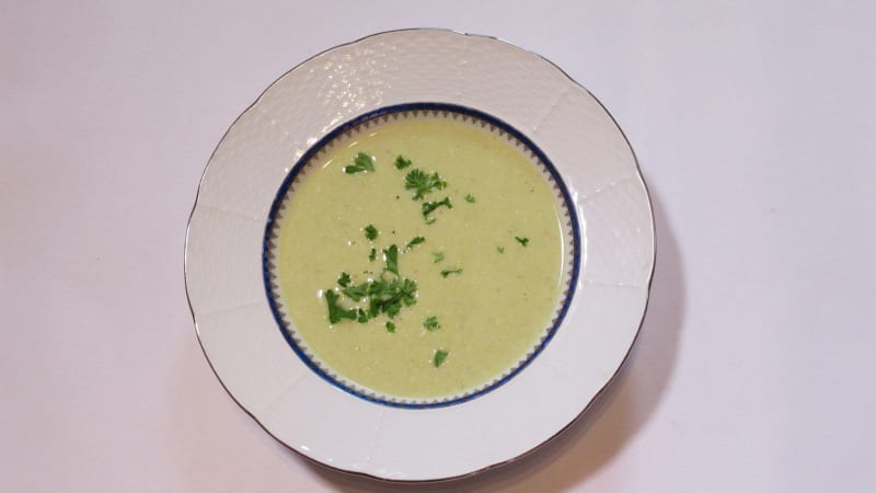 Prostřeno: Chřestová polévka s opečeným toustem