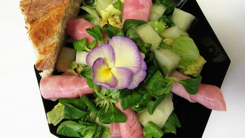 Prostřeno: Ledový salát s rukolou, žlutým cukrovým melounem, parmskou šunkou a k tomu lehce opečený toust
