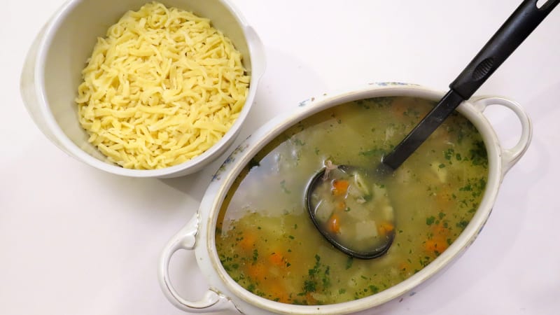 Prostřeno: Vývarová polévka, domácí nudle a játrová rýže