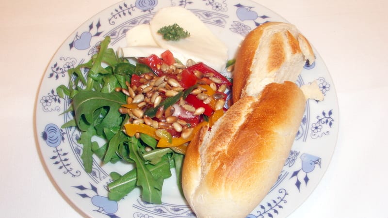 Prostřeno: Jarní salát s mozarellou, bílé pečivo 