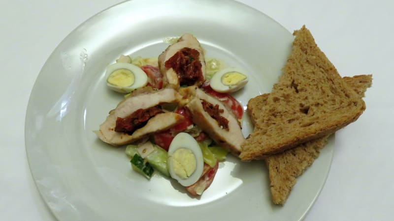 Prostřeno: Zeleninový salát s kuřecím prsíčkem plněným sušenými rajčaty, bazalkou a sýrem, pečivo