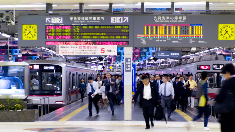 V tokijském metru si těhotné ženy mohou zažádat o sedadlo přes mobilní aplikaci