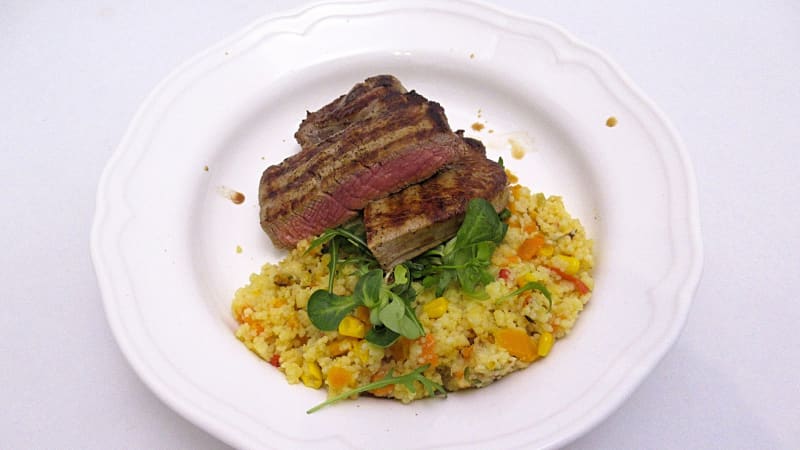 Prostřeno: Hovězí steak s kuskusem a zeleninou