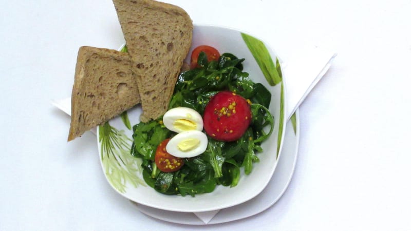Prostřeno: Jarní salátek s křepelčími vejci a toustem