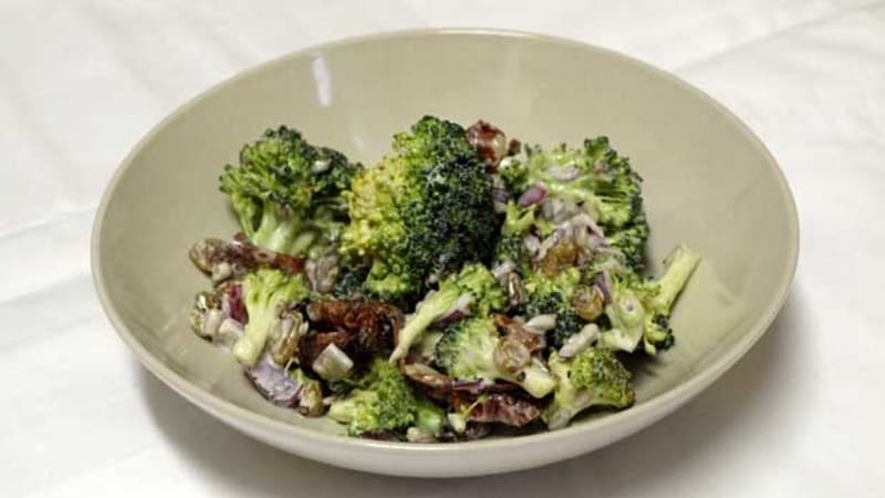 Prostřeno: Brokolicový salát s praženou slaninou