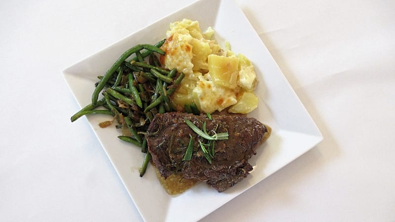 Prostřeno: Pštrosí steak s fazolkami a smetanové brambory
