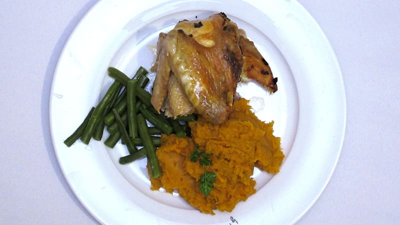 Prostřeno: Pečené kuře s batátovou kaší a fazolkami