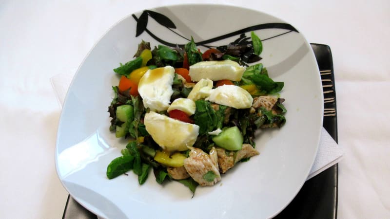 Prostřeno: Zeleninový salát s kuřecím masem a medovo-hořčičnou omáčkou