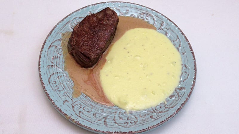 Prostřeno: Grilovaný hovězí steak s omáčkou foie gras, bramborové pyré