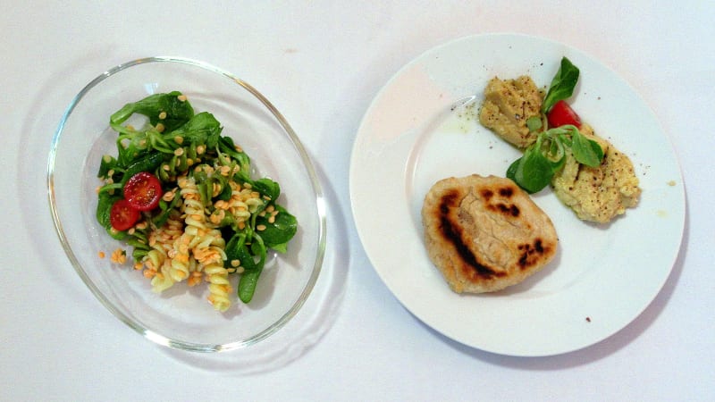 Prostřeno: Čočkovo – těstovinový salát s polníčkem nebo hummus