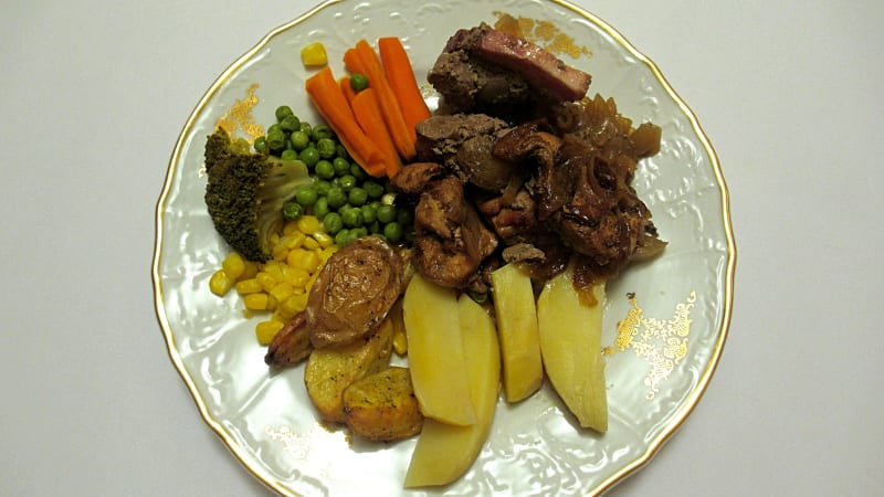 Prostřeno: Dušená zelenina v páře, špízy bez špízů, brambory, domácí tatarka