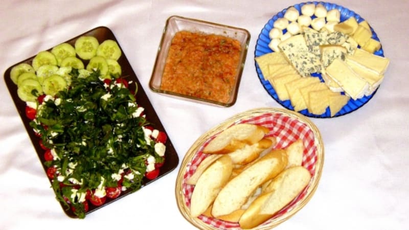 Prostřeno: Lososový tatarák, rajčata s fetou a rukolou, sýrový mix