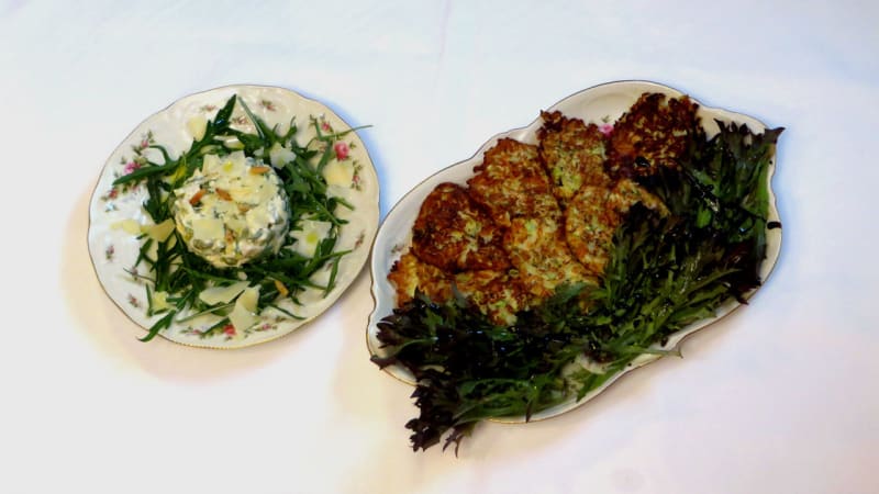Prostřeno: Kuřecí salát s patizonovými placičkami
