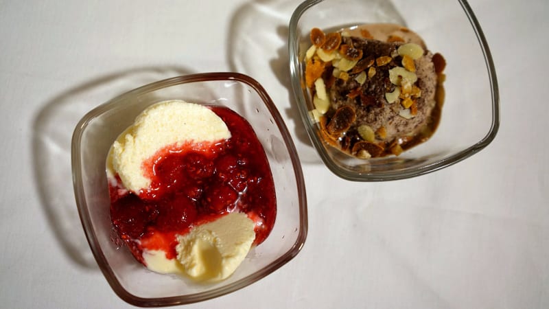 Prostřeno: Vanilková zmrzlina s horkými malinami a zmrzlina z hořké čokolády s praženými mandlemi