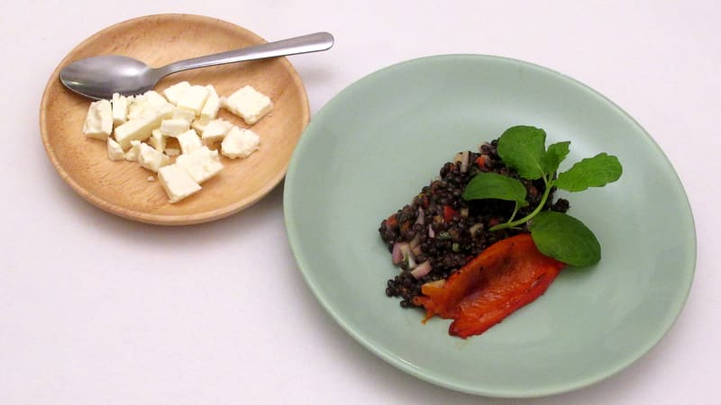 Prostřeno: Salát z černé čočky, máta, pečené papriky