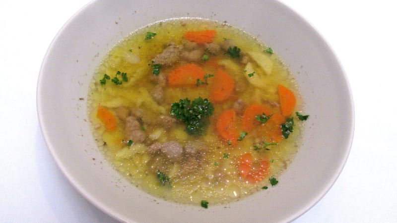 Prostřeno: Hovězí polévka s játrovým kapáním a drobením