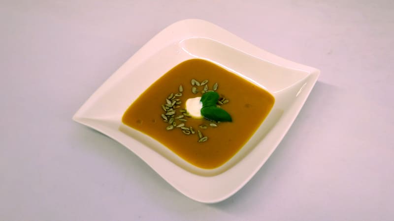 Prostřeno: Dýňová krémová polévka se slunečnicovými semínky a zakysanou smetanou