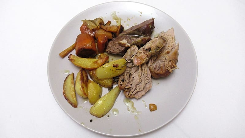 Prostřeno: Sváteční pečená masa, brambory se zeleninou