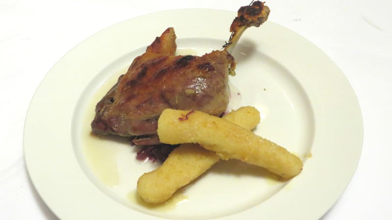 Prostřeno: Konfitované kachní stehno s bramborovými šiškami a červeným zelím