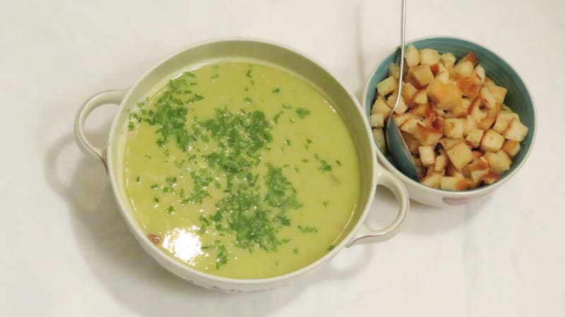 Prostřeno: Uzená hrášková polévka s krutony