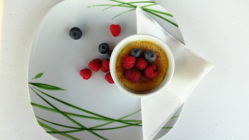 Prostřeno: Crème brûlée s čerstvým ovocem