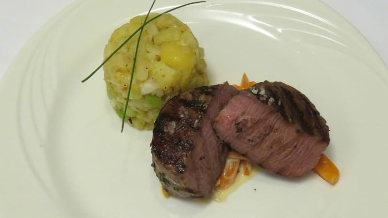 Prostřeno: Pštrosí steak, mrkev dušená ve smetaně a šťouchané brambory