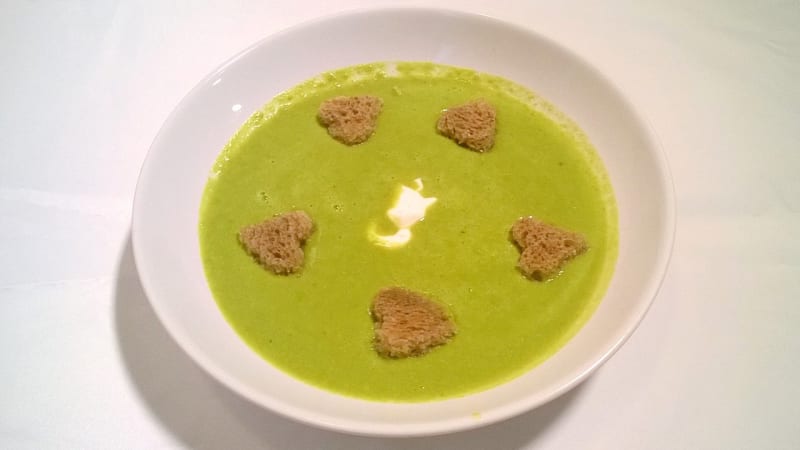 Prostřeno: Hrášková polévka s pestem a krutony