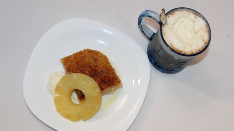 Prostřeno: Svěží kokosová buchta s flambovaným ananasem, vídeňská káva
