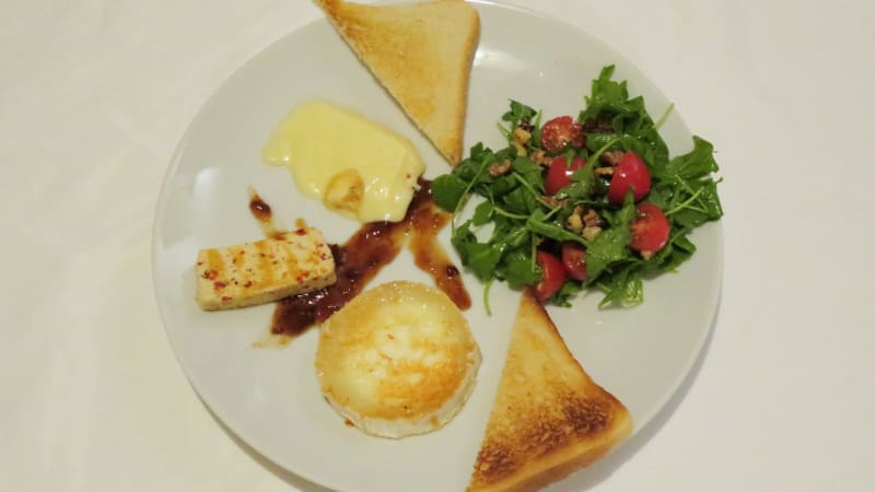 Prostřeno: Grilované sýry s fíkovým chutney na rukolovém salátku