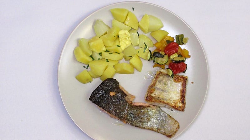 Prostřeno: Rybí filety s opečenou zeleninou, brambory