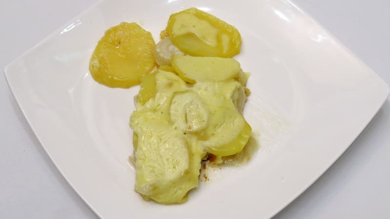 Prostřeno: Vepřové plátky zapečené s bramborem, sýrem a cibulí