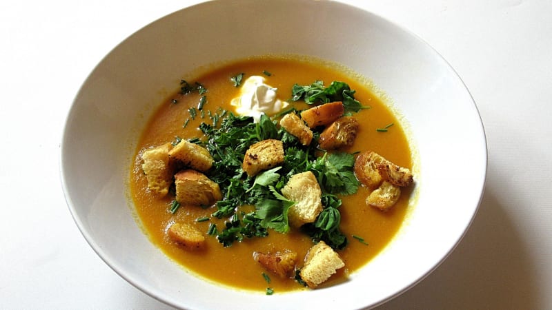 Prostřeno: Mrkvová polévka s krutonky a bylinkami