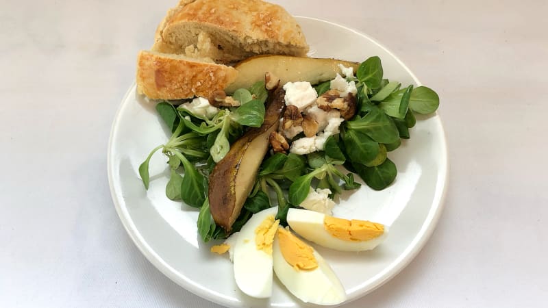 Prostřeno: Listový salát s hruškou, kozím sýrem, ořechy a medem, domácí pečivo