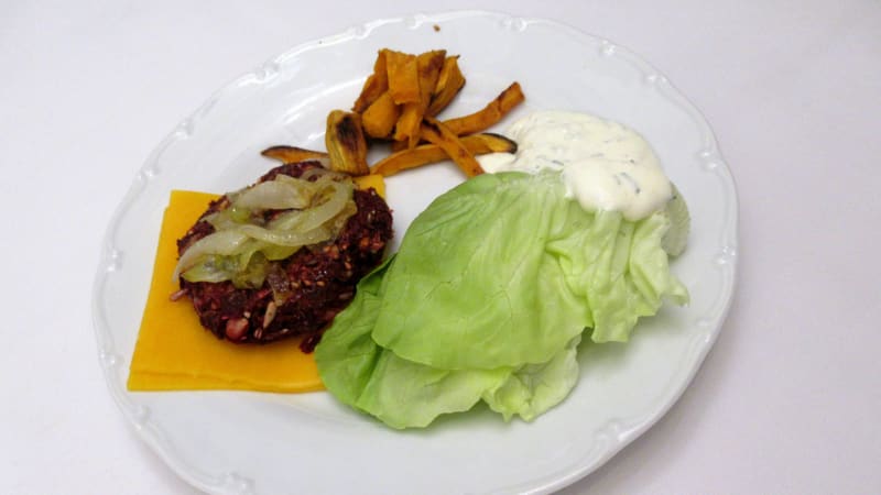 Prostřeno: Vegetariánský burger s batátovými hranolkami