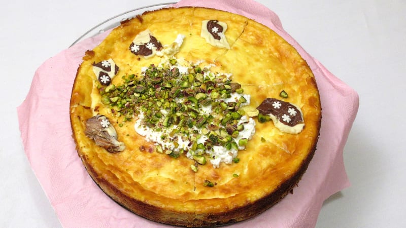 Prostřeno: Cheesecake s bílou čokoládou, pistácií a bílou pralinkou