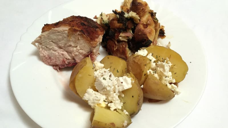 Prostřeno: Pečené kuře s nádivkou a pečené brambory s fetou