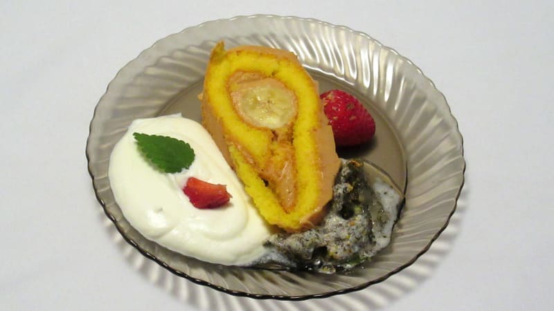 Prostřeno: Karamelová roláda s ovocem a karamelovým krémem, kávička
